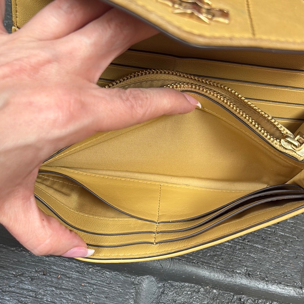 Tory Burch Kira Leather Envelope Wallet - Picture 15 of 16